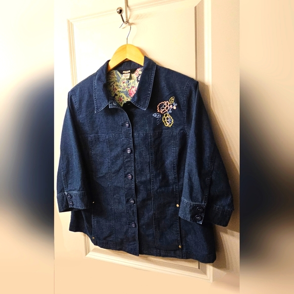 🌸 Cute denim top with 🌼 floral embroidery - Picture 1 of 5